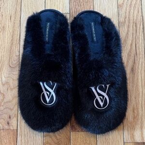 Victoria's Secret Black Faux Fur Slippers with Embroidered VS Monogram size 7-8.